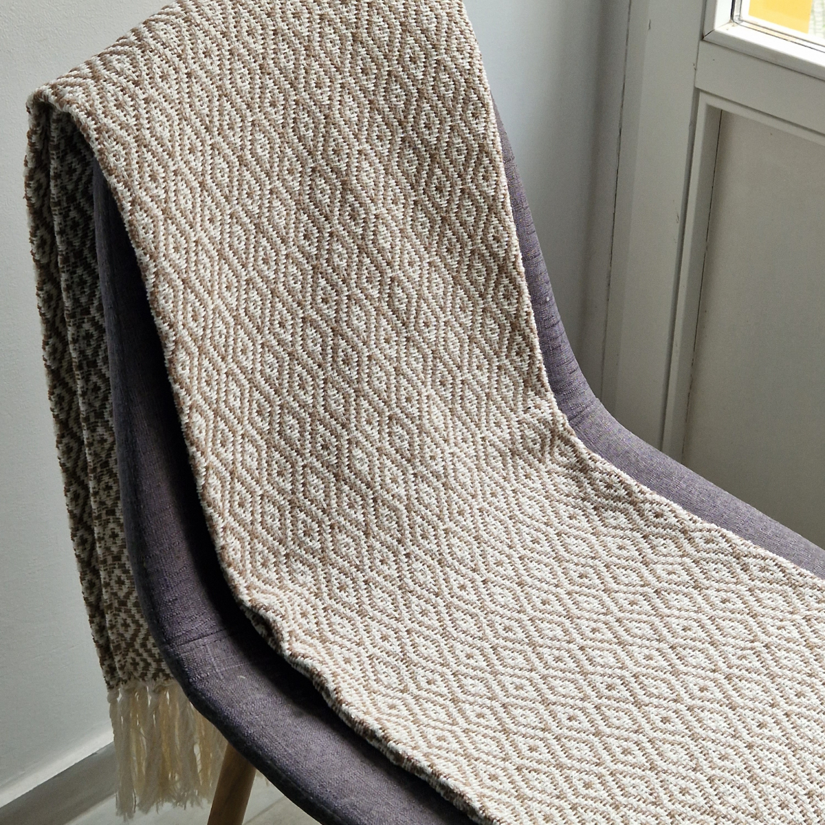 Manta artesanal com franjas, em algodão, feita em Portugal