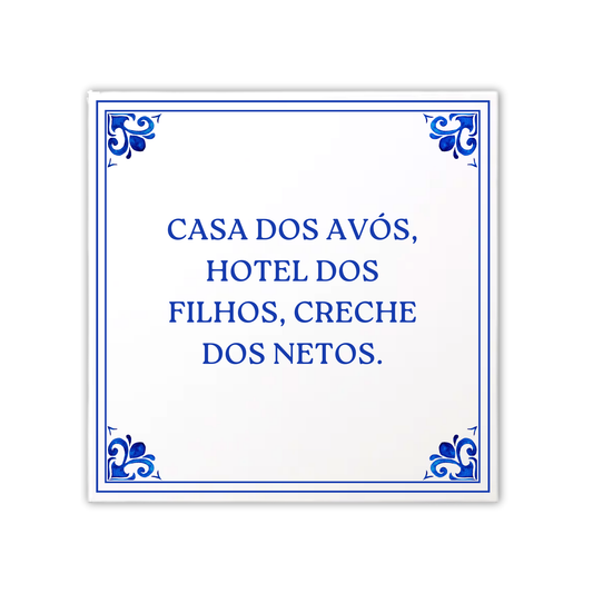 Azulejo Frase "Casa dos avós, hotel dos filhos, creche dos netos"